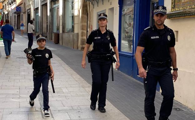 Mario patrulla la ciduad con sus compalñeros 