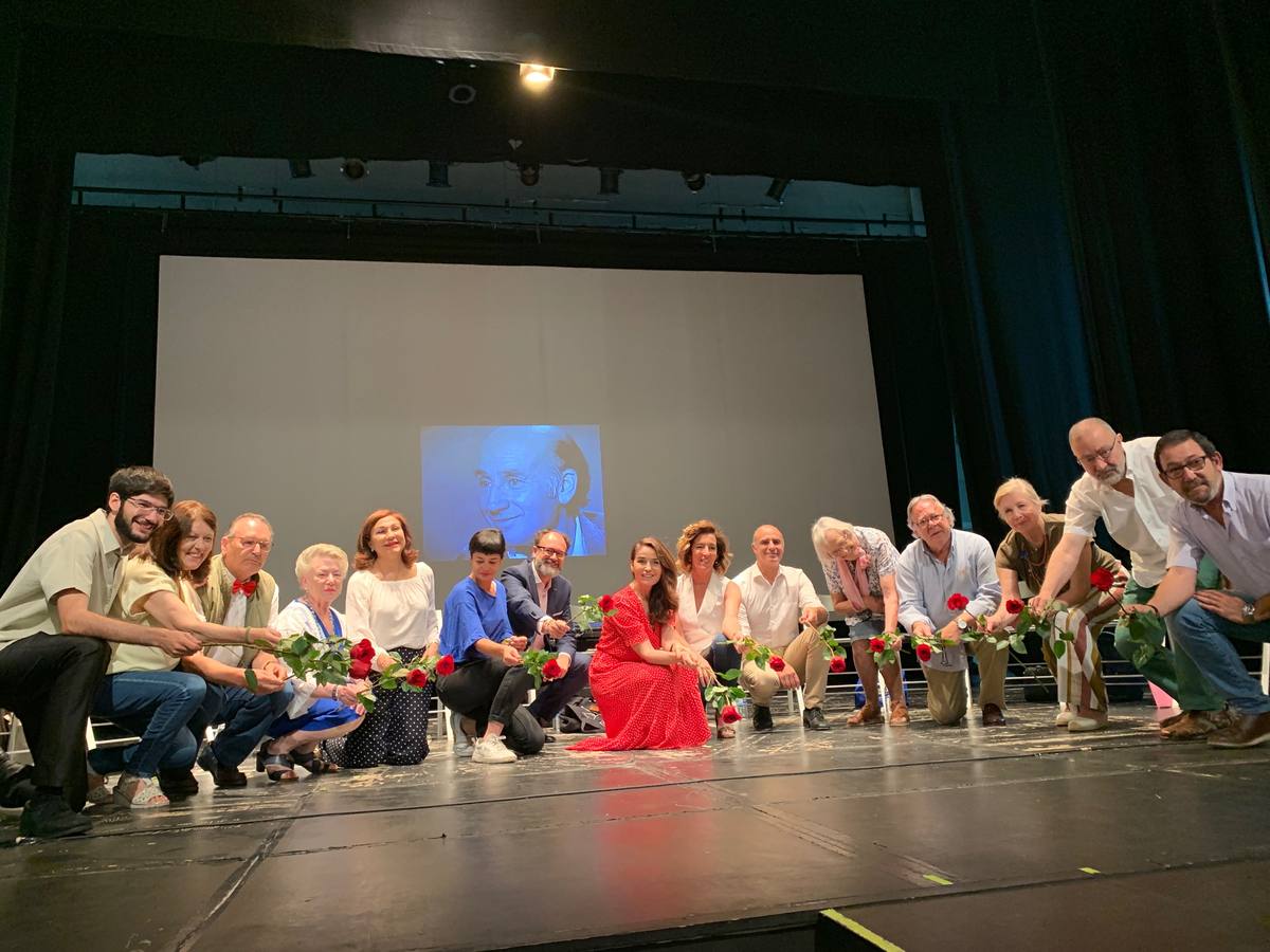 Actores y autoridades al finalzar ñla pesenteación de la obra 