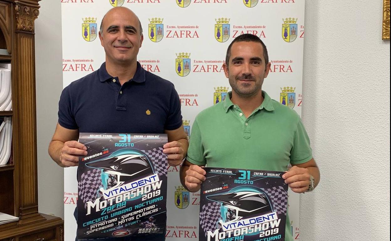 el organizador del evento junto al alcalde durante su presentación 
