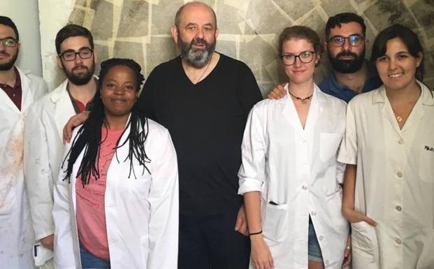 Algunos de los licenciados y graduados con el profesor 