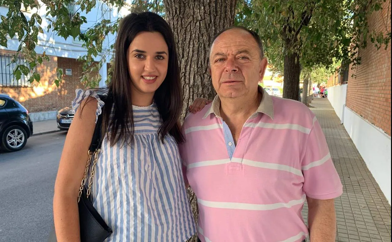 La psicóloga Patricia Cardito y Antonio Mejías, presidente de la AECC de Zafra 