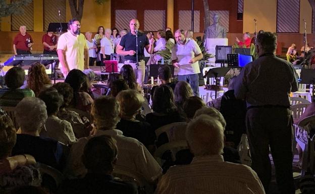 El alcalde junto al organizador, Pakito Suárez, y el presentador del grupo josé María Romero 