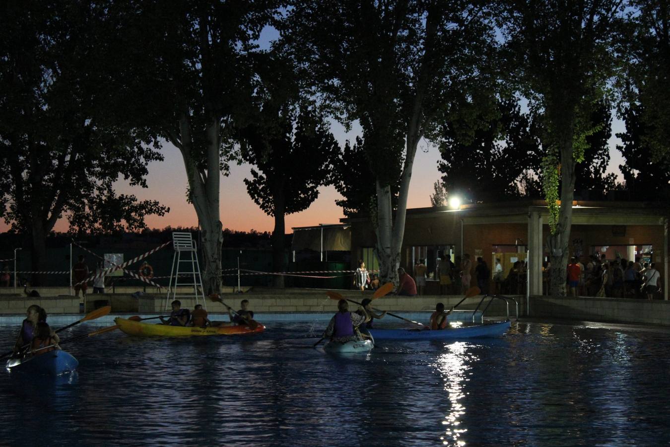 Piraguas en la piscina 