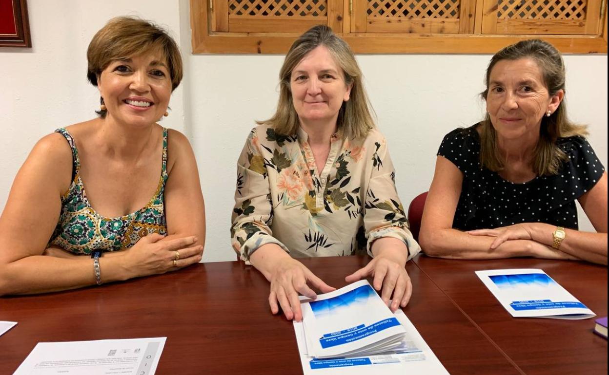 La concejala Totni Toro hybto a Josefa Moreno y Nandi Sánchez en la presentación 