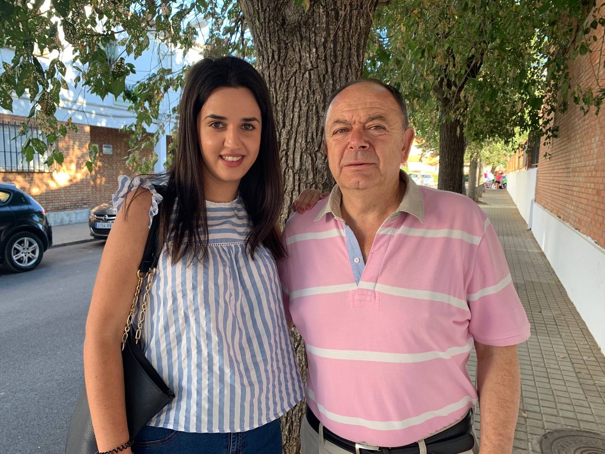 La psicóloga junto al presidente de la Junta Local de la AECC en Zafra 