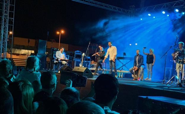 Cachaba sobre el escenario 