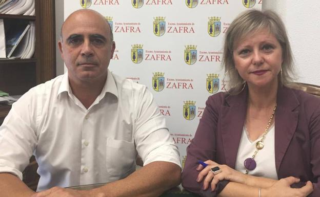 El alcalde de Zafra junto a la concejala de Bienestar Social e Igualdad en el anuncio de la convocatoria 