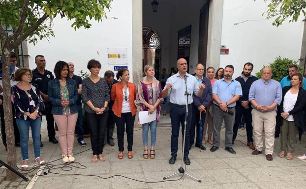 Intervención del alcalde con presencia del resto de concejales de la Corporación 