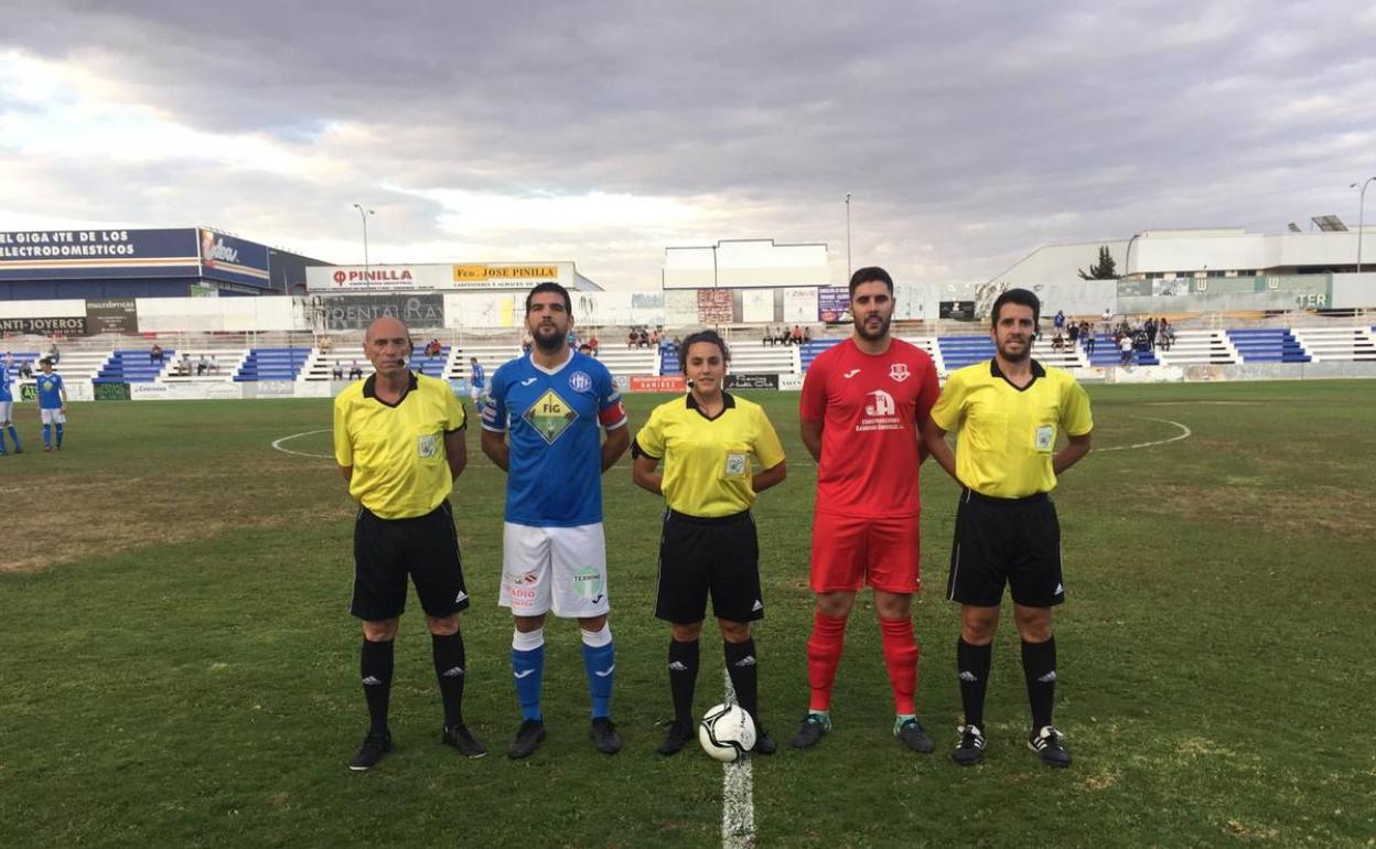 Capitanes y equipo arbitral antes de iniciar el partido 