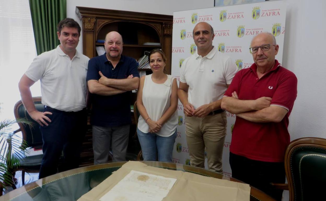 El alcalde y la concejala junto a los crinistas de la villa y uno de los integrantes de la A. Amigos del Museo 