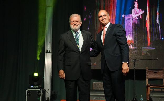 El alcalde de Zafra entregó la medalla a Juan Carlos Rodríguez Ibarra 