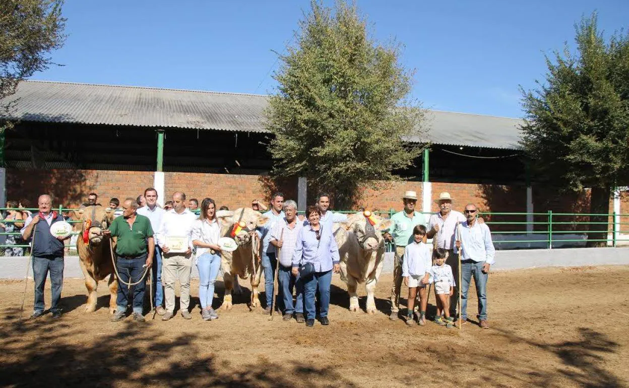 Los ejemlares ganadores junto a sus ganaderos tras el concurso 