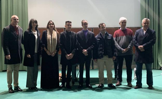 Los tres primeros clasificados junto al jurado y autoridades 