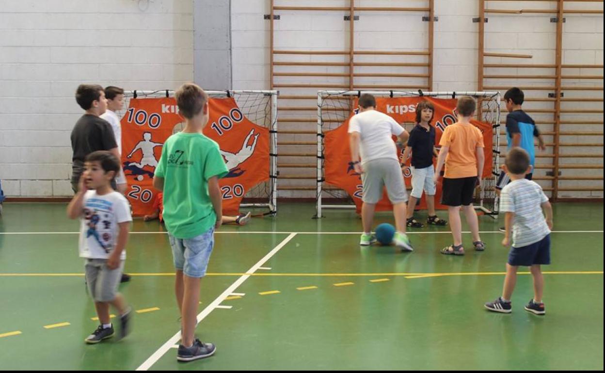 Algunos de los usuarios de estas escuelas deportivas durante la fiesta de clausura 