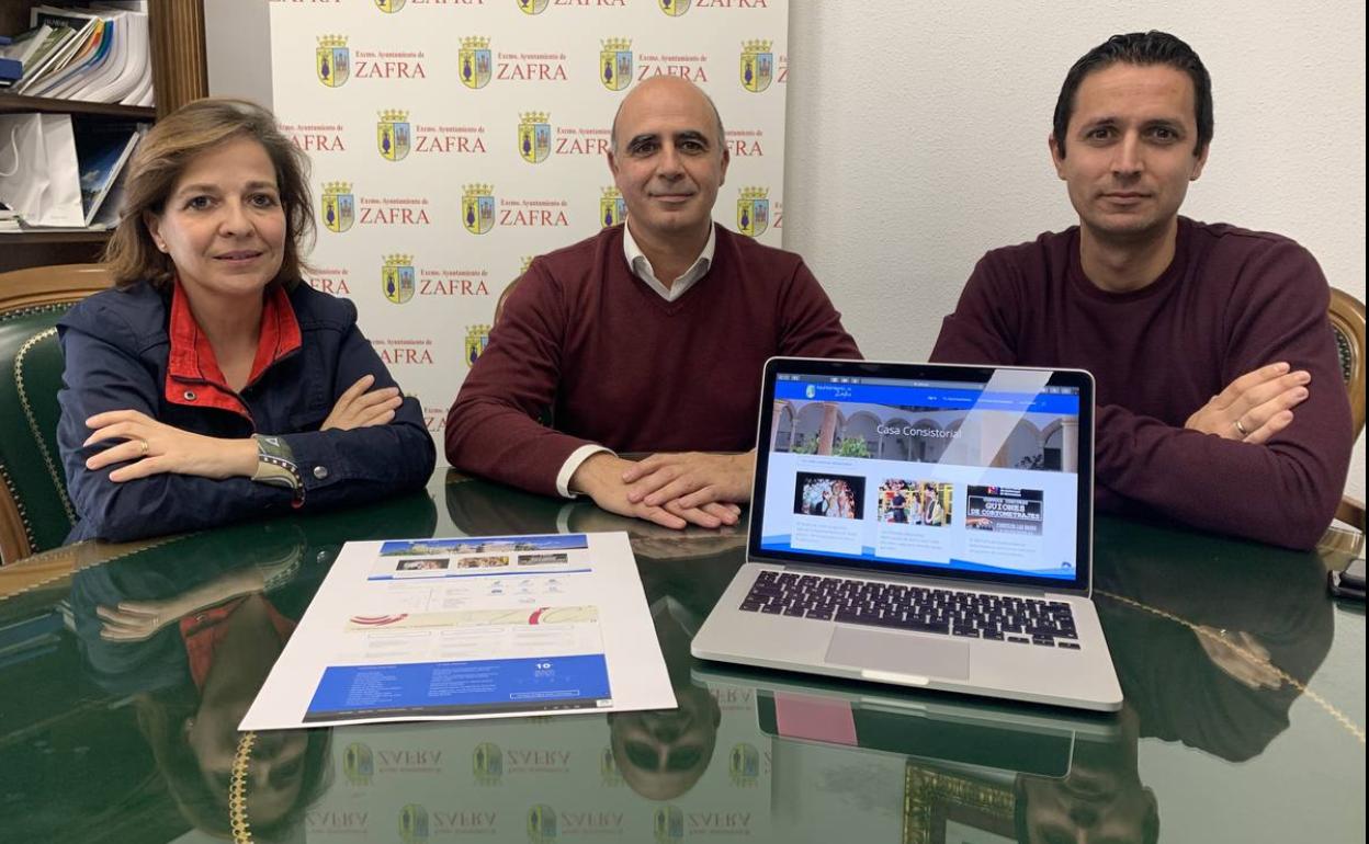 El informático jorge domínguez junto al alcalde y la concejala Nieves Peña 