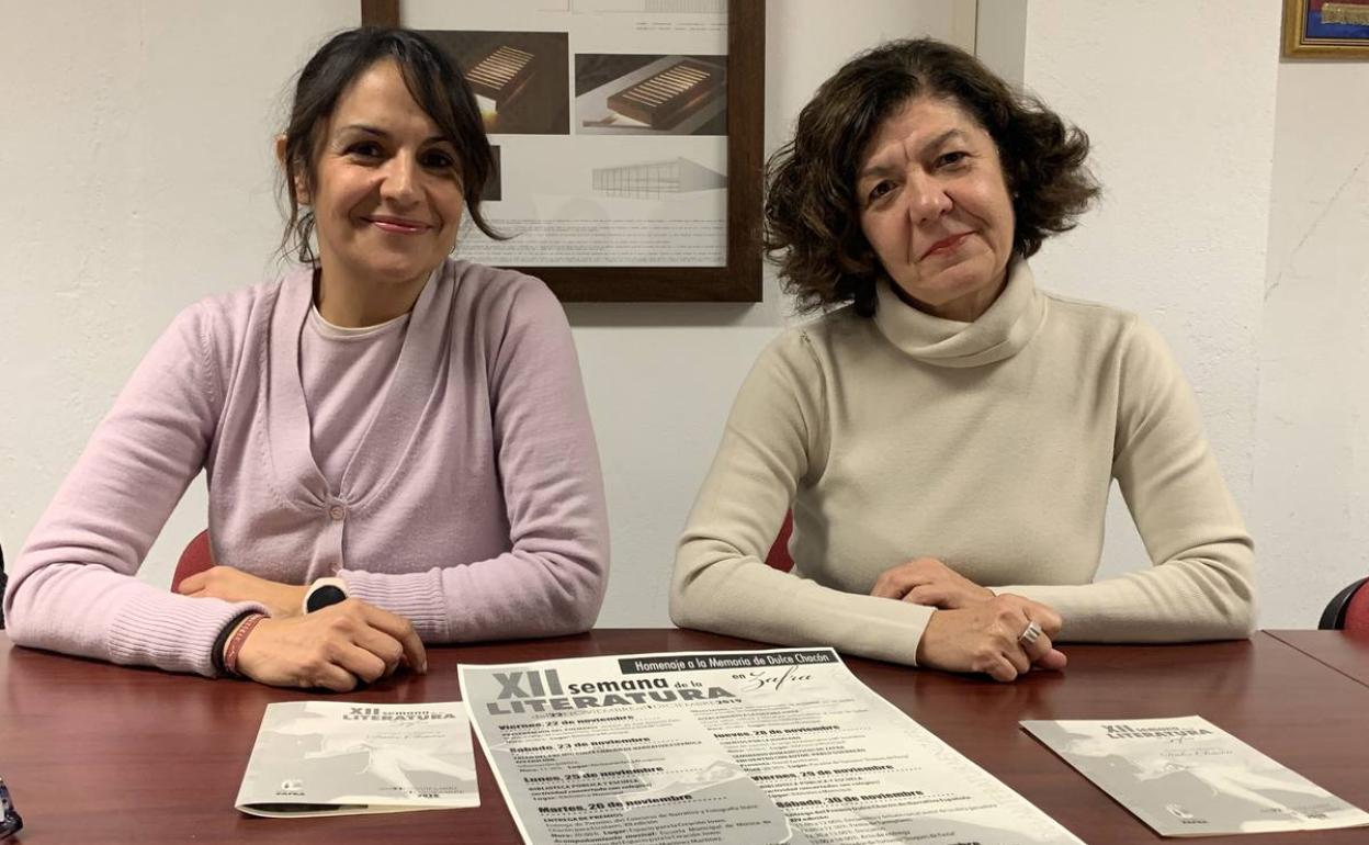 La concejala Rosa Monreal y la directora de la biblioteca, Estrella Claver 