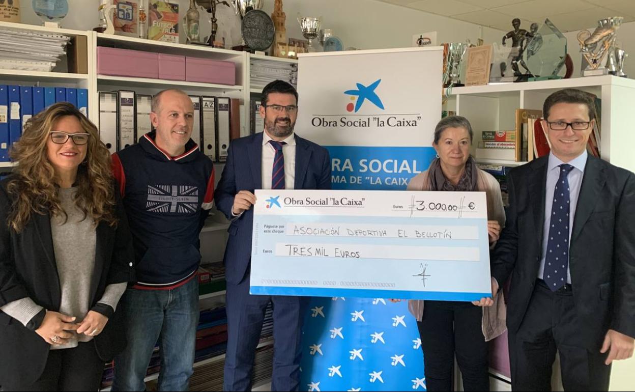 Entrega del cheque por valor de 3.000 euros 