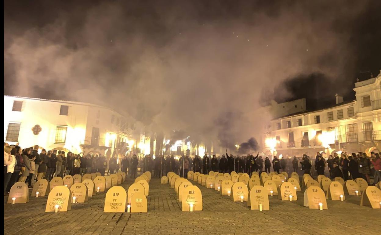 Zafra Violeta rompe el silencio de la noche para dar visibilidad y denunciar los asesinatos de mujeres