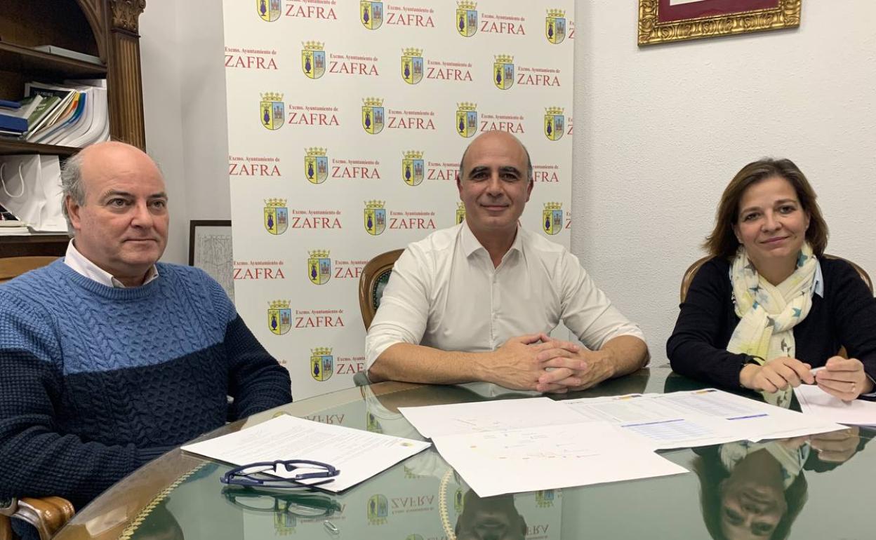 El alcalde junto ala concejala y el jefe del Servicio Eléctrico 