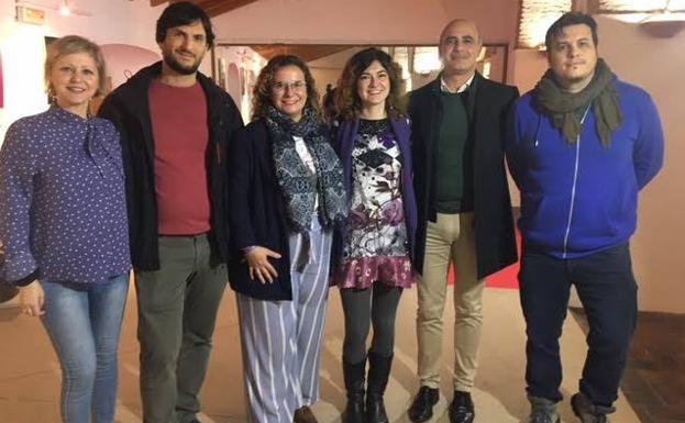Los escritores junto a la diputada, el alcalde y la concejala 
