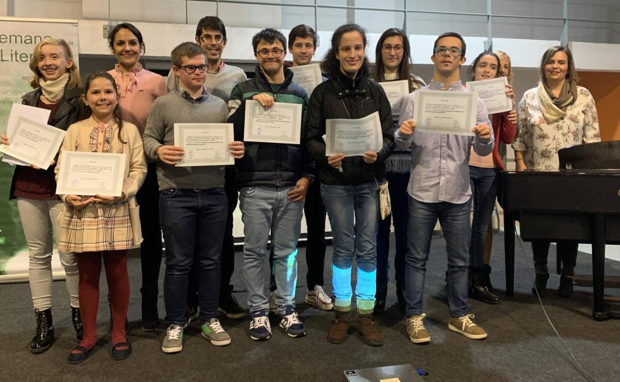 Los ganadores del concurso con sus diplomas tras el acto 