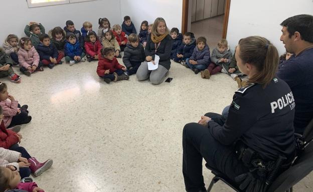Los agentes fueron entrevistados por los más pequeños 