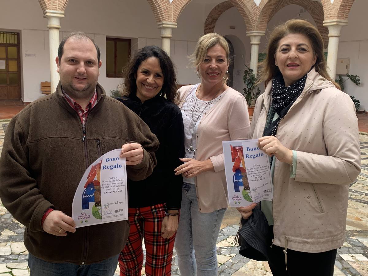 Dos de los premiados junto a la concejala y la directora de la Oficina de Turismo 