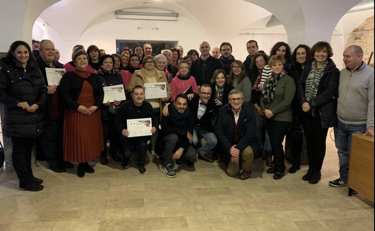 Todos los asistentes al acto junto con los premiados 