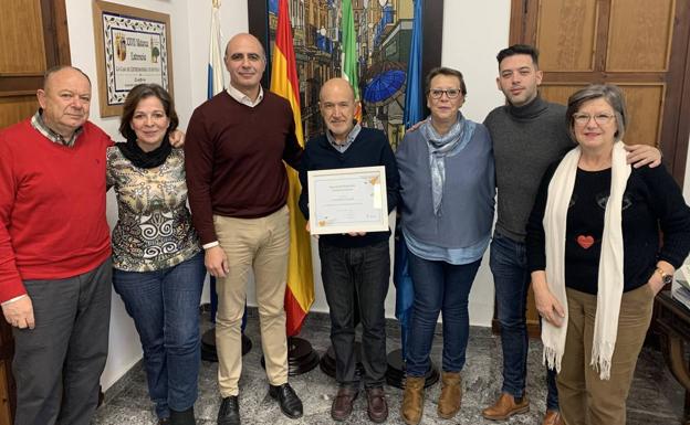 La asociación ha hecho entrega al ayuntamiento de una placa como agradiciemiento 