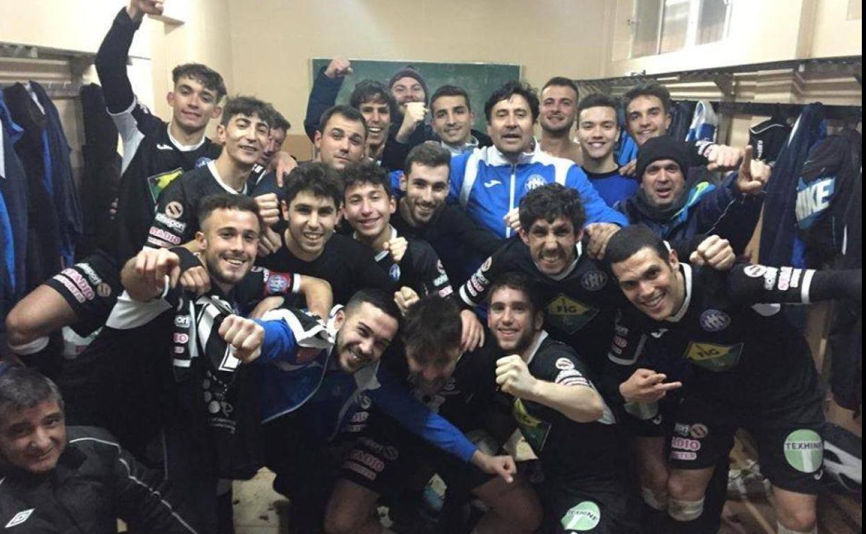 Los jugadores del Zafra celebran su victoria ante el Ribereña 