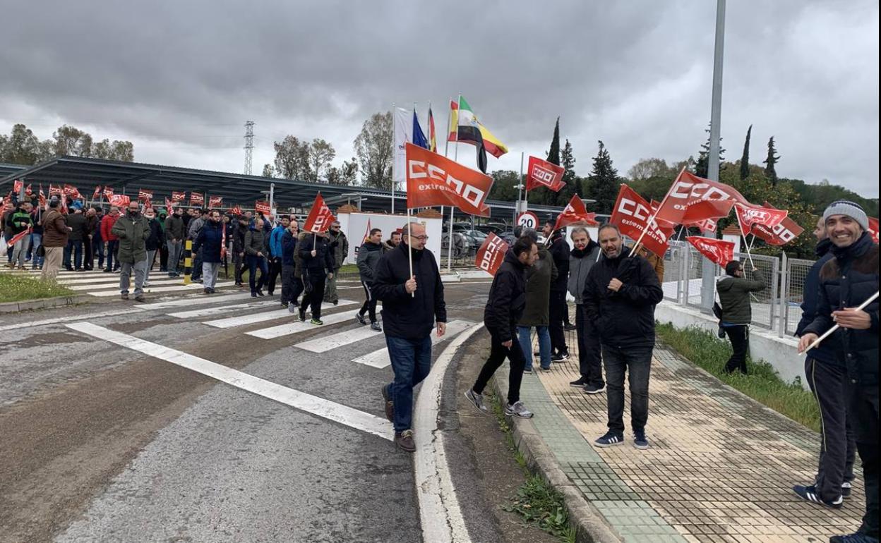 Moviliaciones de los trabajadores a las puertas de la empresa 