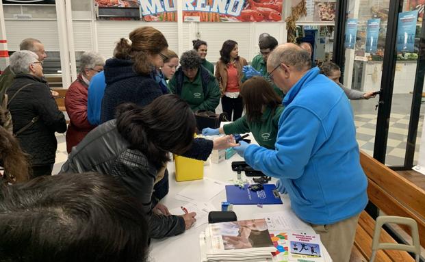 La Asociación de Diabéticos hio pruebas de glucemia en sangre 