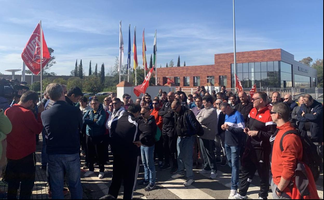 concentración a las puertas de la factoría tras el encuentro con la consejera 