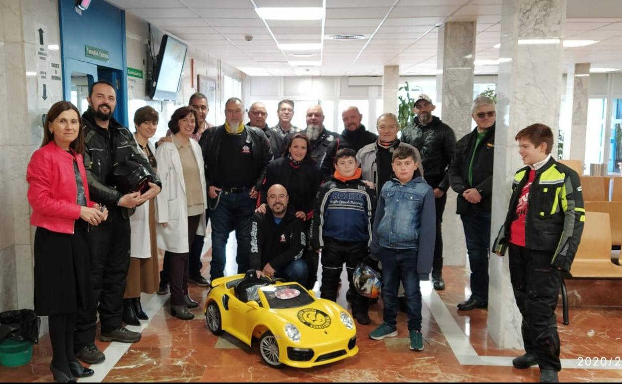 Entrega deol coche al servicio de Pediatría de Llerena 
