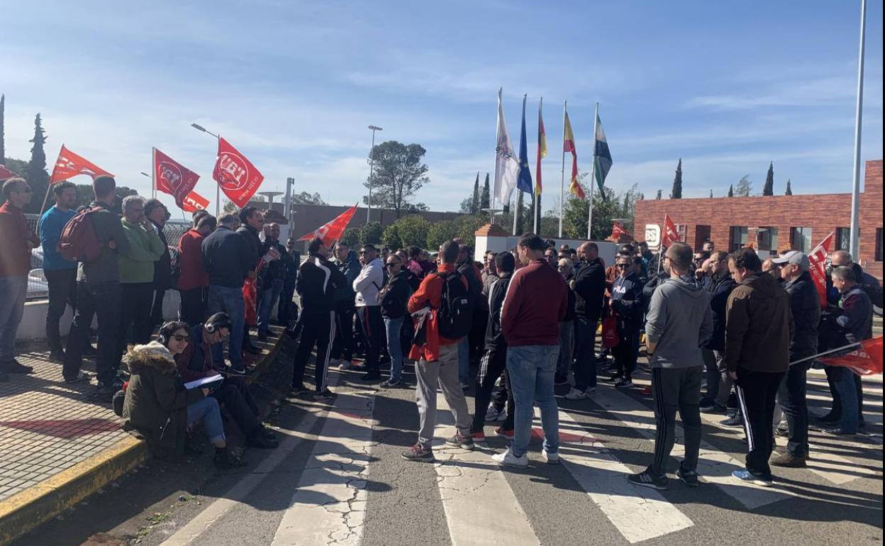 Los trabajadores en uno de las concentraciones previas a las negociaciones 