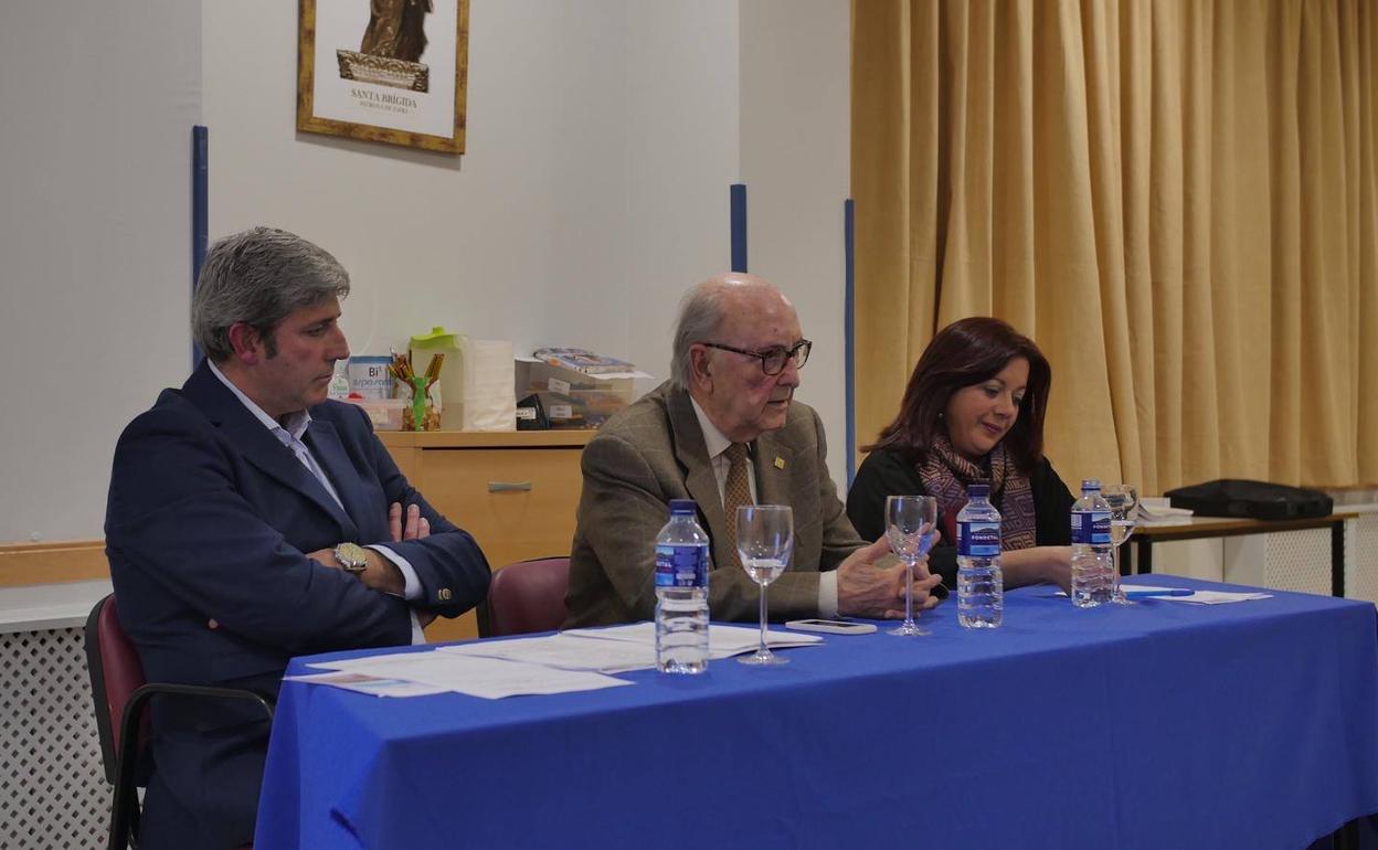 Javier Aguza, Esdras Martínez y Mª Ángeles Ramírez A.C.