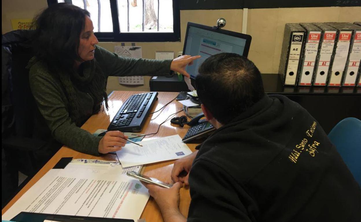 La técnica de Formación y Orientación, Esther Castellano, atiende a un usuario 