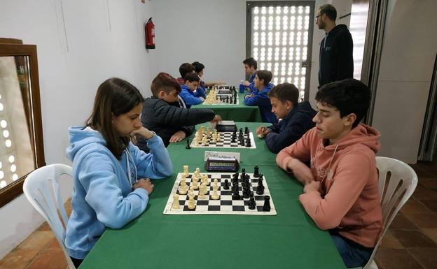 Jugadores enfrentados al tablero
