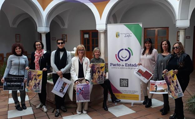 Algunas de las participantes y organizadoras de actividades de esta programación junto a la concejala 
