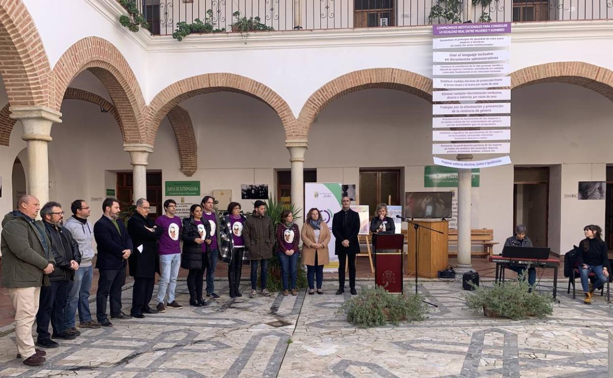 Acto institucional en el patio del Ayuntamiento 