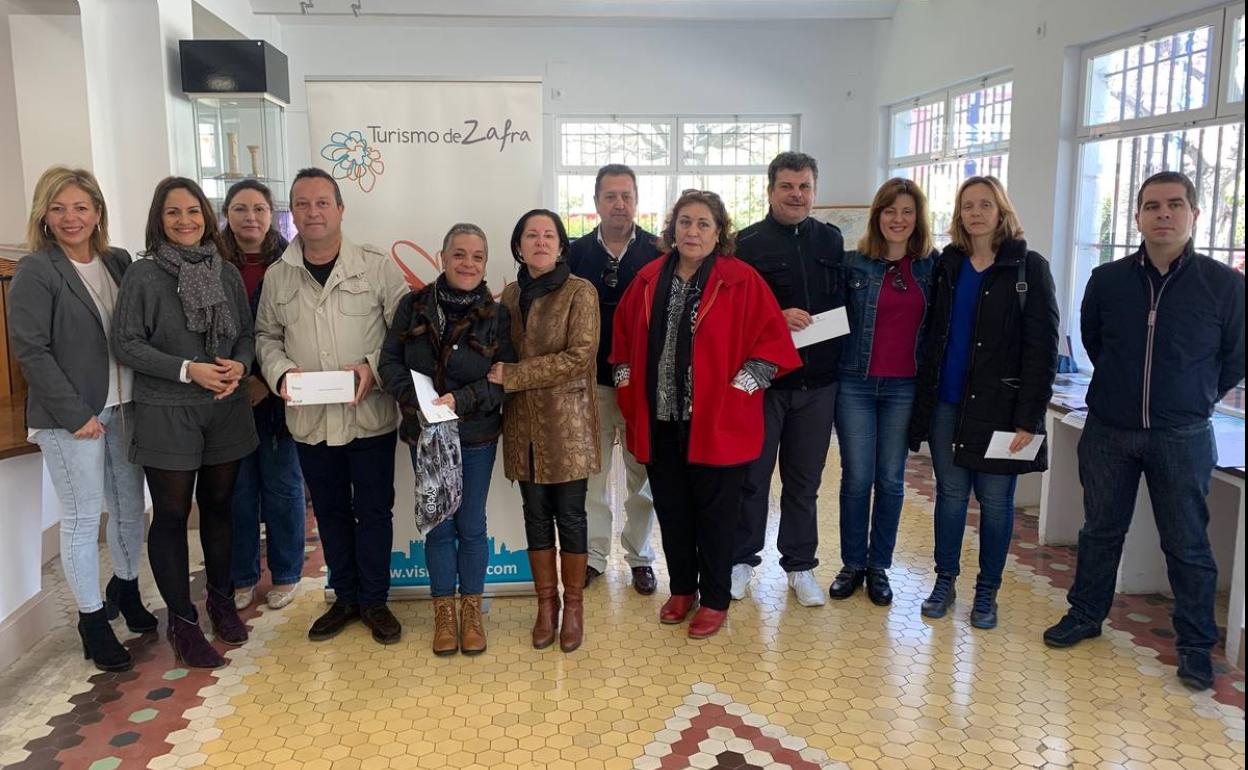 Los premiados con representantes de la organización de la campaña 