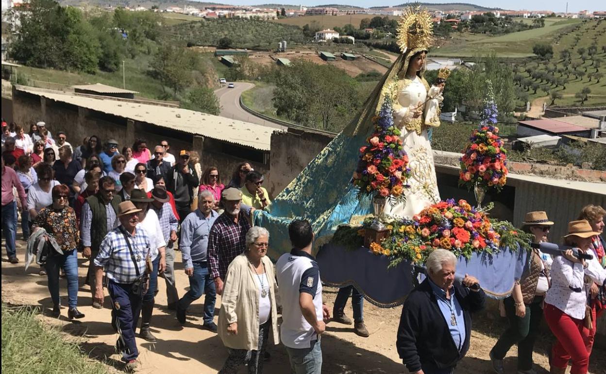 Procesión de la virgen de Belén tras la misa celebrada en el patio de su ermita 