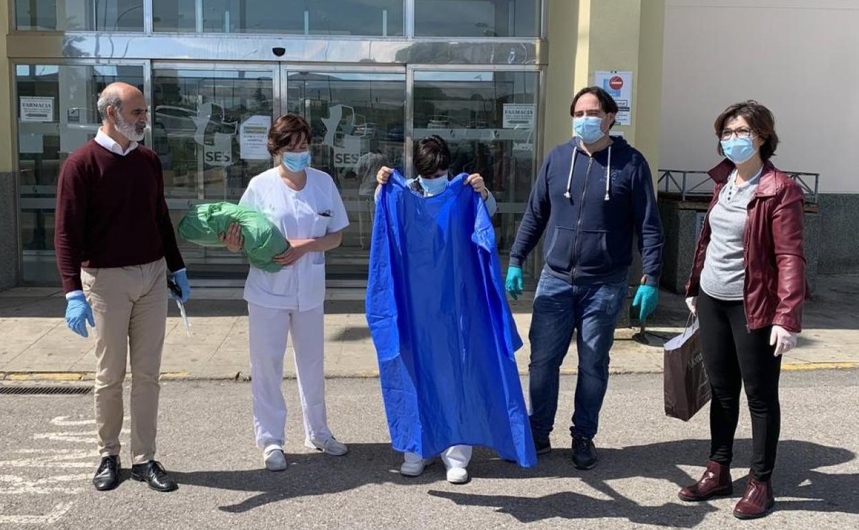 Responsables del hospital de Zafra junto al alcalde y concejales tras la entrega 