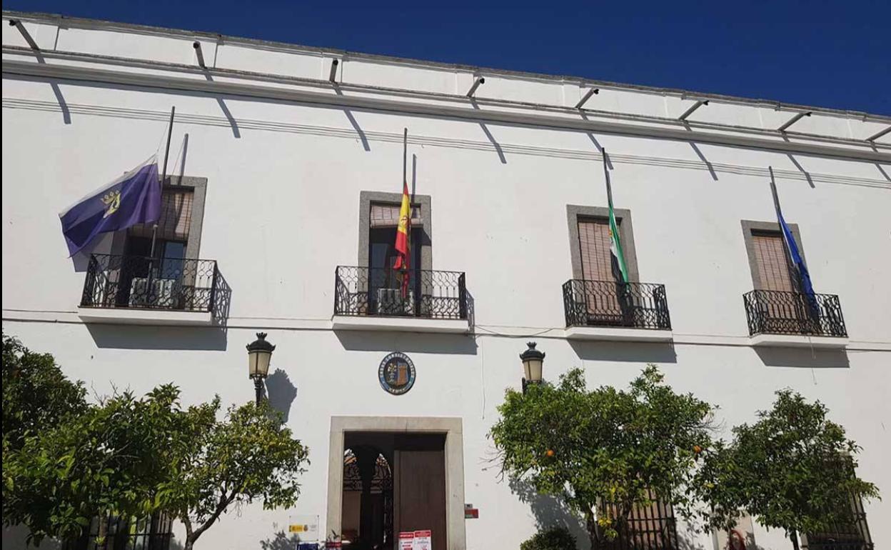 Las bandetas del ayuntamiento ya ondean a media asta 