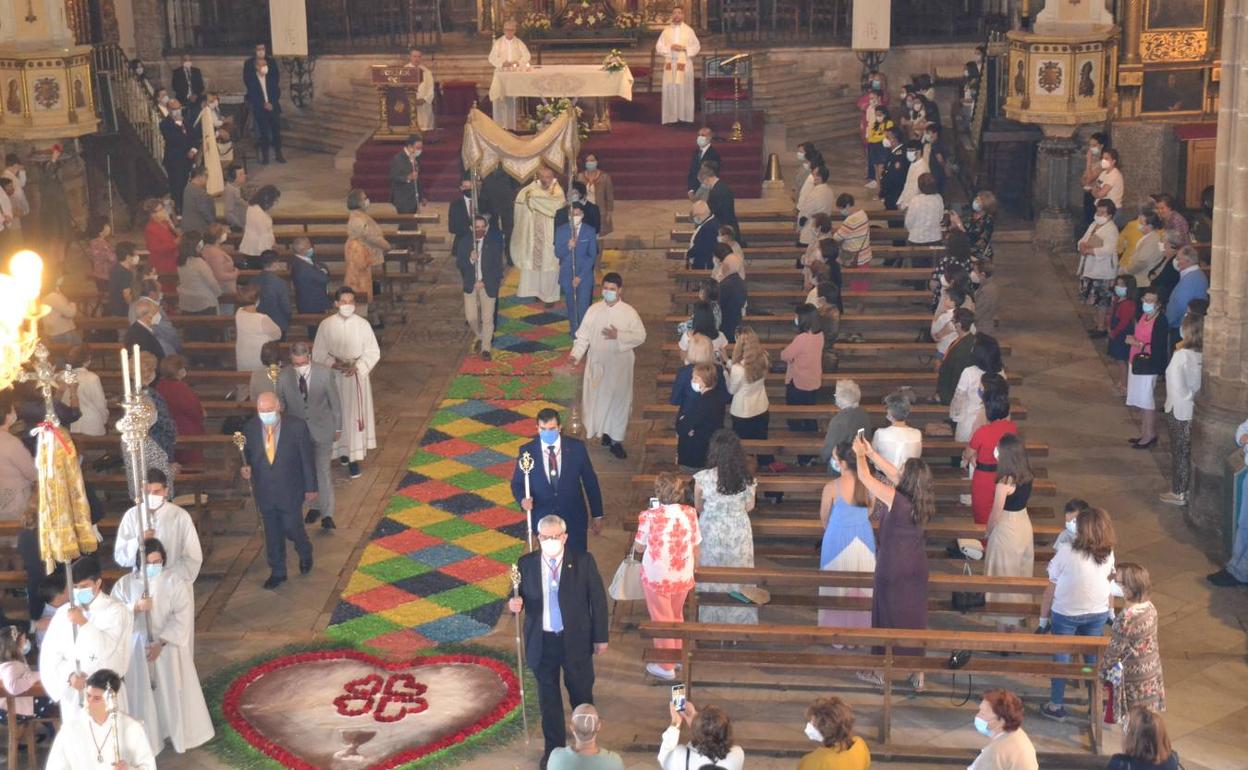 Sencilla y emotiva celebración del Día del Corpus en la parroquia de La Candelaria