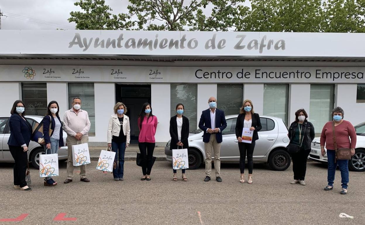 El alcalde y la directora de la Oficina de Turismo junto a laas empresas distinguidas 