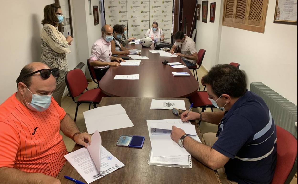 Momento de la firma de los convenios 