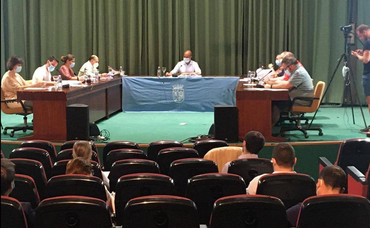 La Corporación ocupó el escenario y la zona de butacas 