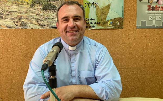 El sacerdote José Antonio Sequeda es el corrdinador de las primeras comuniones 