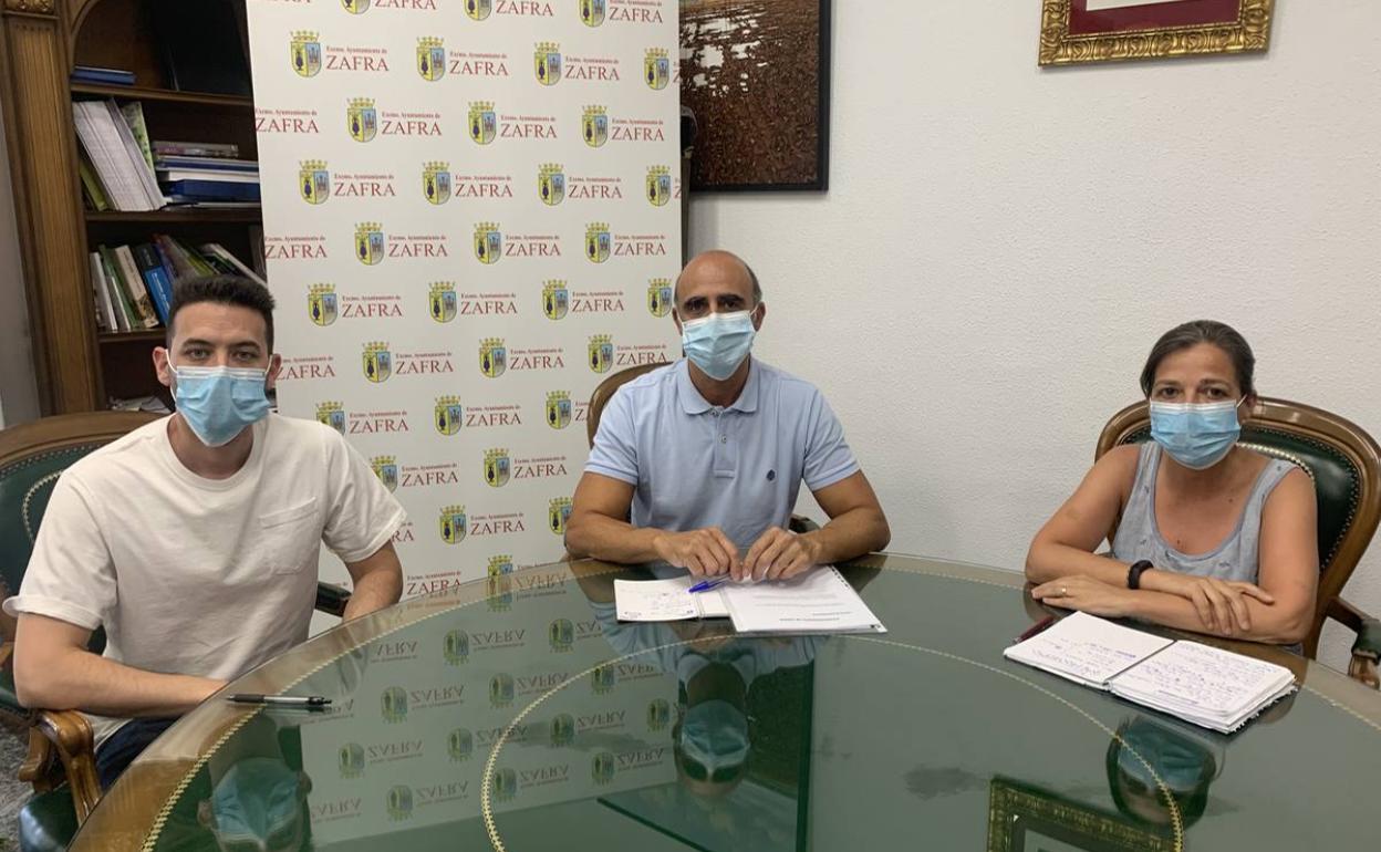 El alcalde junto a los dos concejales durante el anuncio y reconocimiento A.M.
